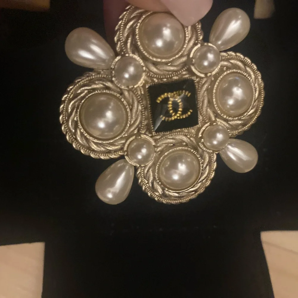 Vintage CHANEL 2018 Autumn Faux Pearl & Resin CC Logo Brooch Pin - Picture 7 of 13